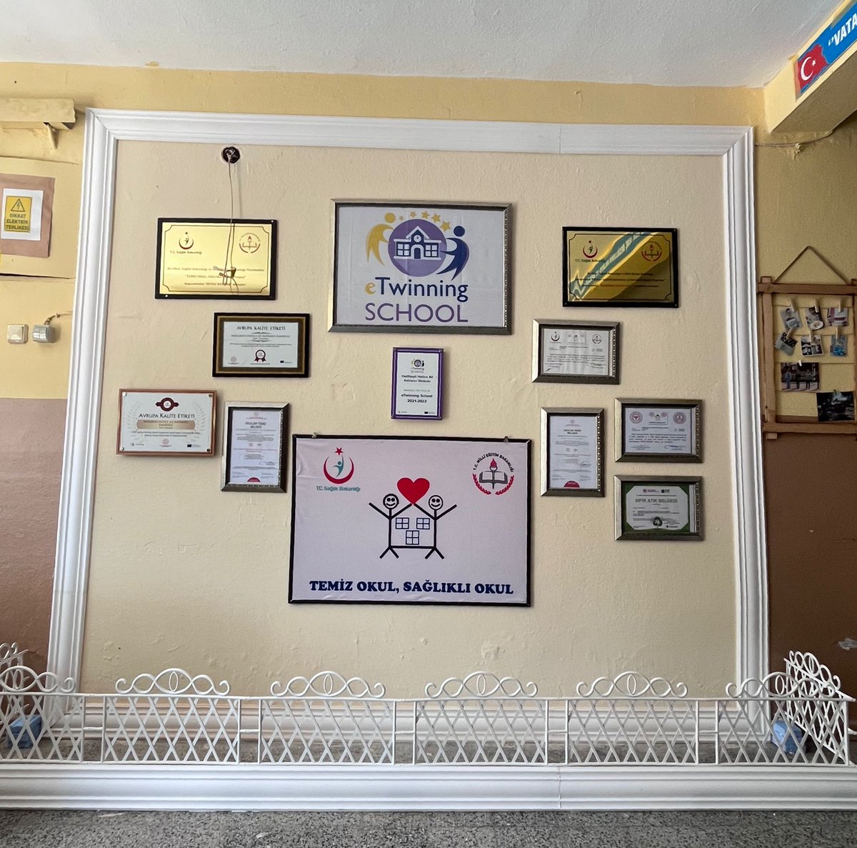 Gurur panomuz okul girişimizde hazırlandı 👍
<a href="/AliHalilbeyli/">Halilbeyli Hatice Ali Katrancı Ilkokulu</a> 
<a href="/kemalpasa_mem/">Kemalpaşa İlçe Millî Eğitim Müdürlüğü 🇹🇷</a> 
<a href="/Fikret3581/">Fikret Yılmaz</a>