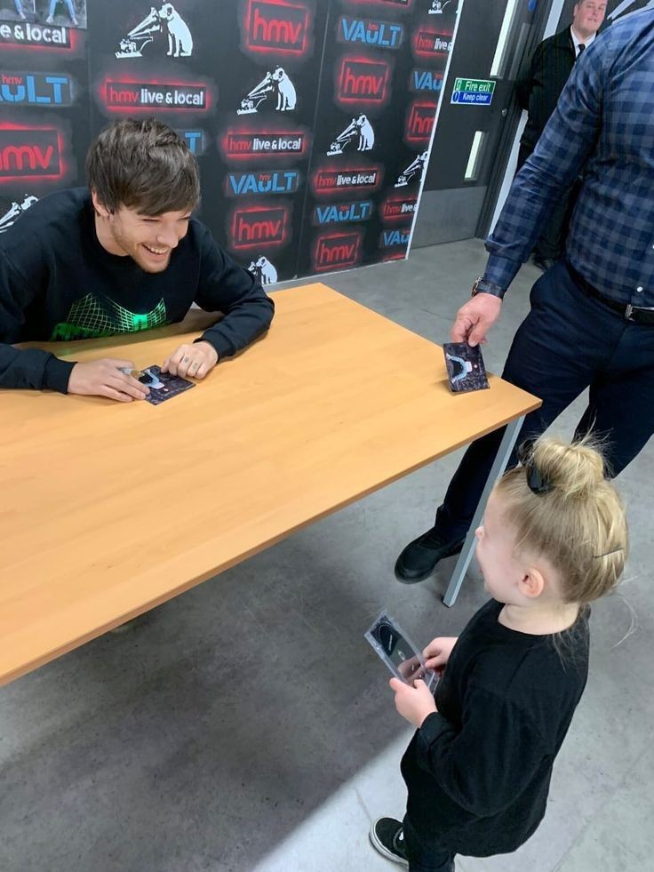 Bndxtsfour_'s tweet photo. Y recuerden nunca depender de nadie NUNCA, a menos que sea Louis Tomlinson, ningún hombre te tratara con tanto amor y respeto como Louis a sus Louies <3 https://t.co/QBZt61TCUF
