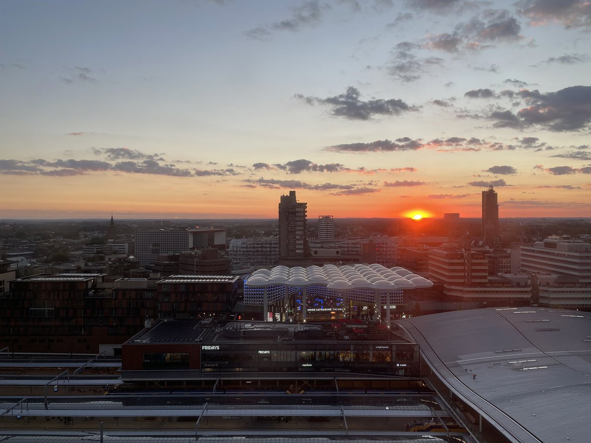 Cooz1607's tweet photo. Vanmorgen vroeg ip het #Stadskantoor in #Utrecht. #sunset #hoogcatharijne #domtoren #dom https://t.co/eGs9sRIY7d