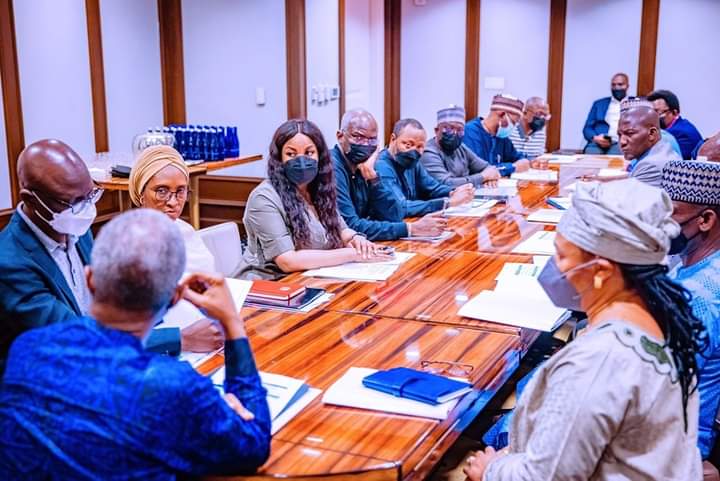 Grassroot37_PYO's tweet photo. Vice President Yemi Osinbajo  holds a briefing session with Honourable Ministers and Members of the Delegation ahead of the meetings with World Bank and US Govt Leadership. 31st August, 2022. #grassroots37forpyo https://t.co/E7zAPIF1Fb