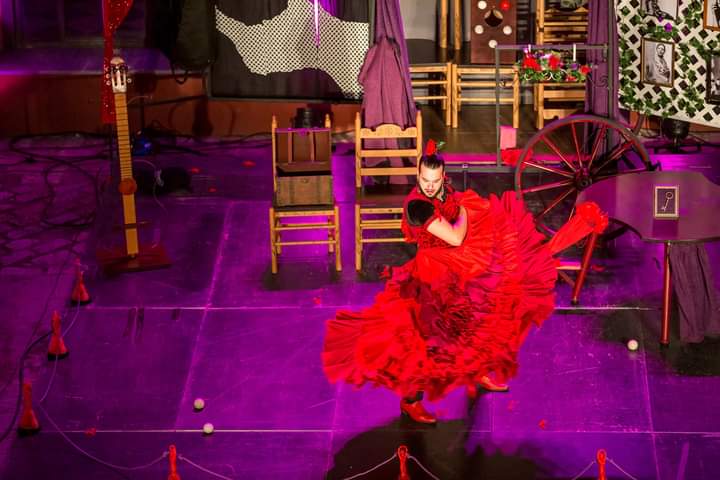 👉No os podéis perder  el espectaculo "Sin Ojana" 💃

🎪Chicharrón, último eslabón de una disnatia flamenca, trae el carromato donde guarda la peña flamenca familiar, en la que fusionará los ritmos y compases del flamenco con las malabares.

🗓️ 16 septiembre a las 21;30.