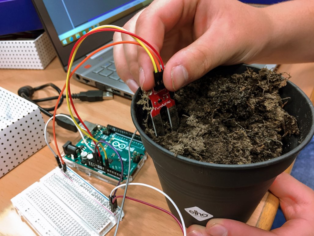 caroclausnitzer's tweet photo. Hitzewellen, Bodentrockenheit, Waldbrandgefahr 🏜🪨🌳🆘 Umweltprojekte mit #Coding und #Hardware umsetzen 🧑💻🔧 Unser Workshop bei den jumblr Regionalfachtagen zeigt, was möglich ist. Hier anmelden ➡️ https://t.co/rV0GhqdRUw #twlz #umweltbildung #digitalebildung #iot #hackingbox https://t.co/7oajso1WxM