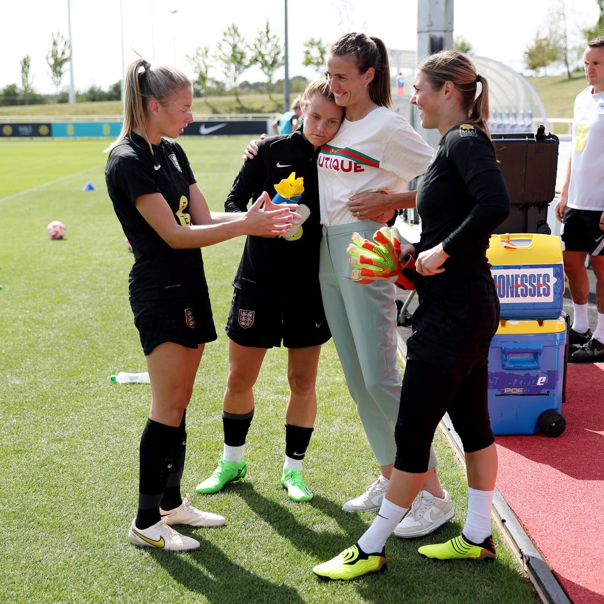 A #Lionesses legend joined us at training today! 🤩