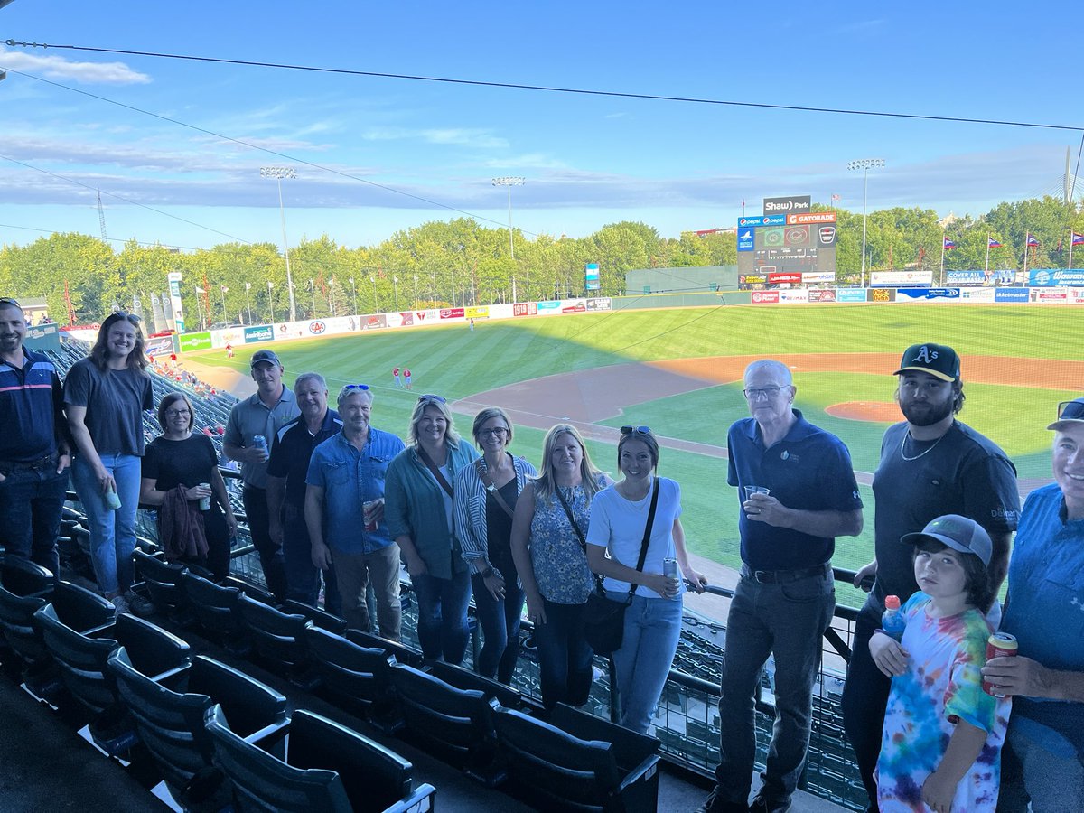 HORIZON_SEEDS's tweet photo. Great night out with @CeresGlobalSeed team. We look forward to the year ahead!
#Winnipeg #manitoba #agriculture #cowchow #farmfamilyproud #wheresuccessisathome #silagespecific @Wpg_Goldeyes https://t.co/b4JPyD5M7q