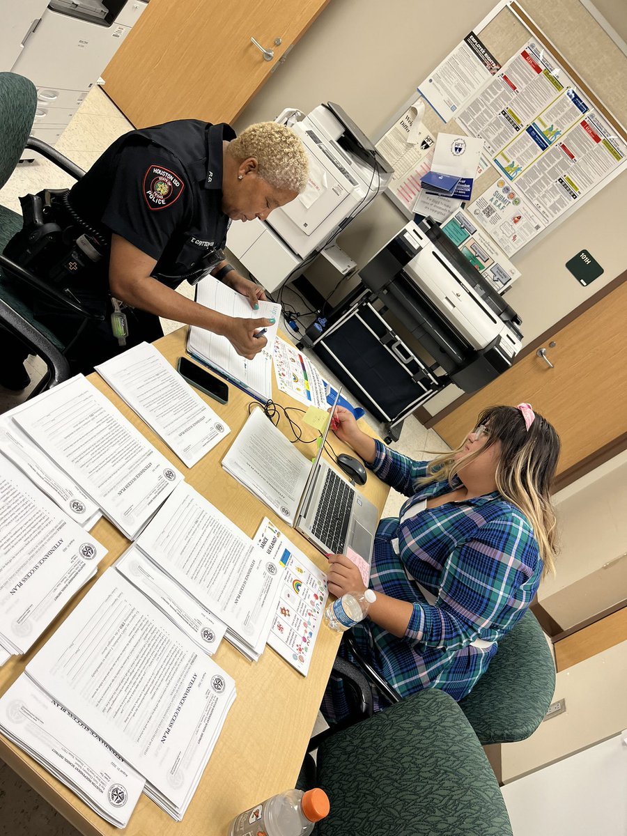 DailyWraparound's tweet image. Yesterday, I had a great successful meeting with @HISDPDCORE @tina_crittenden at @RayKDailyElem We were able to finalize programs for the next upcoming months. I truly admire this partnership. @HISD_Wraparound 👏@HoustonISD