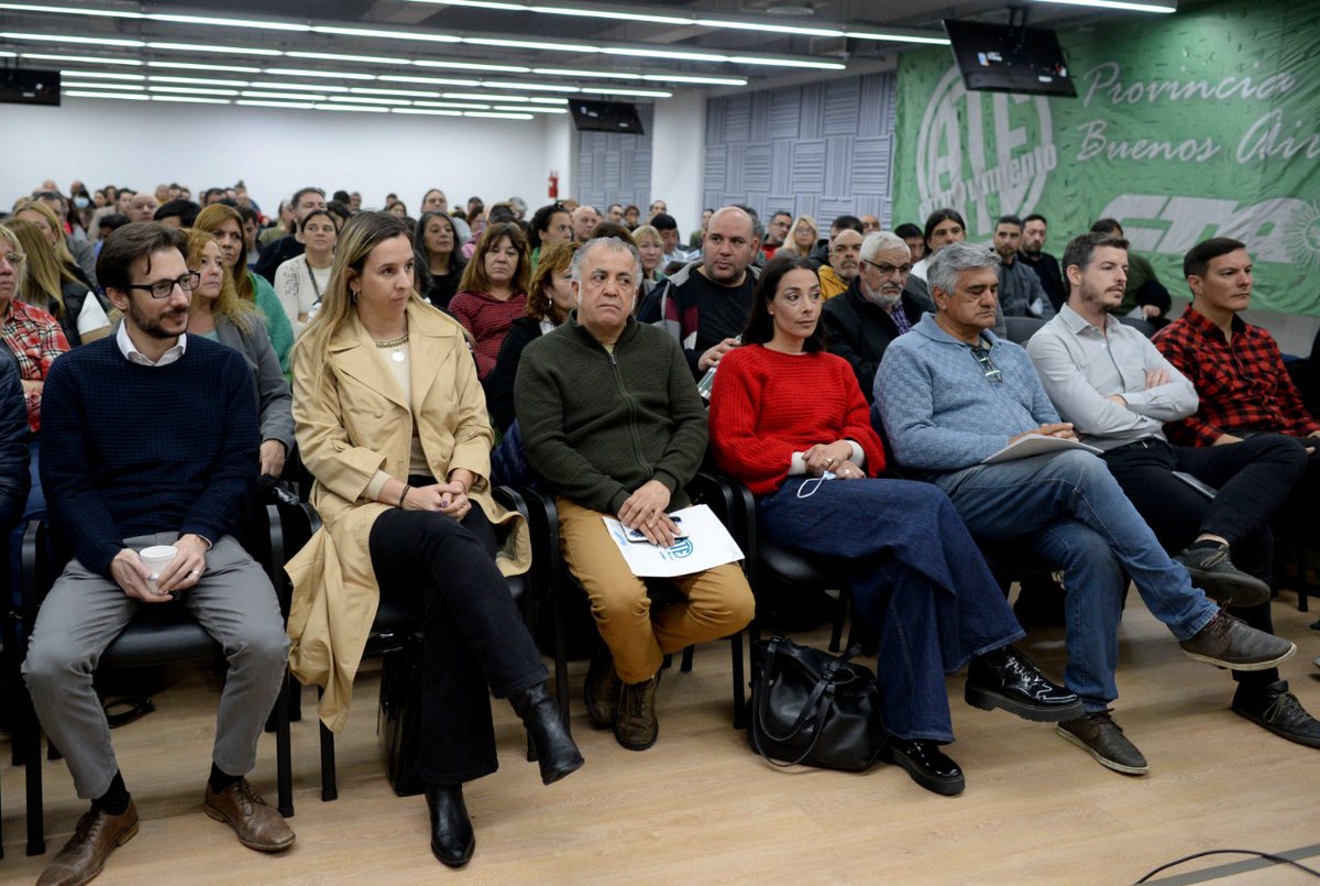 plambertini's tweet photo. Participé del lanzamiento del Seminario de Políticas de Estado en la PBA junto a @colodeisasi, @Carli_Bianco, compañeras y compañeros.

Un espacio para pensar junto a los trabajadores un Estado más participativo y dinámico con políticas de mayor integración económica y social. https://t.co/aoBRQabqdz