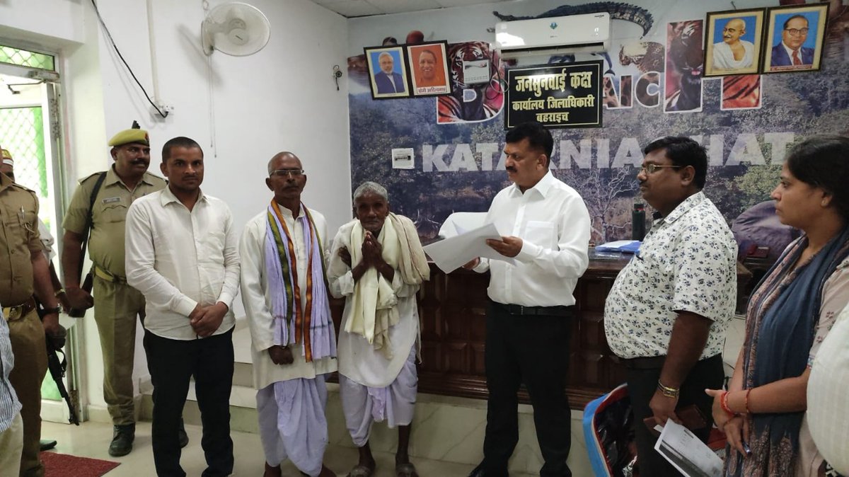 सत्यापन में मृत बुज़ुर्ग सत्यनरायन को डीएम डॉ. दिनेश चन्द्र ने पुनः दिलाई वृद्धावस्था पेंशन। प्रार्थना-पत्र का डीएम ने मिनटों में कराया निस्तारण। फरियादी को भेंट किया अंगवस्त्र व कम्बल। सत्यापन करने वाले दोषी कार्मिक के विरूद्ध जांचोपरान्त कार्रवाई का दिया निर्देश। <a href="/CMOfficeUP/">CM Office, GoUP</a>