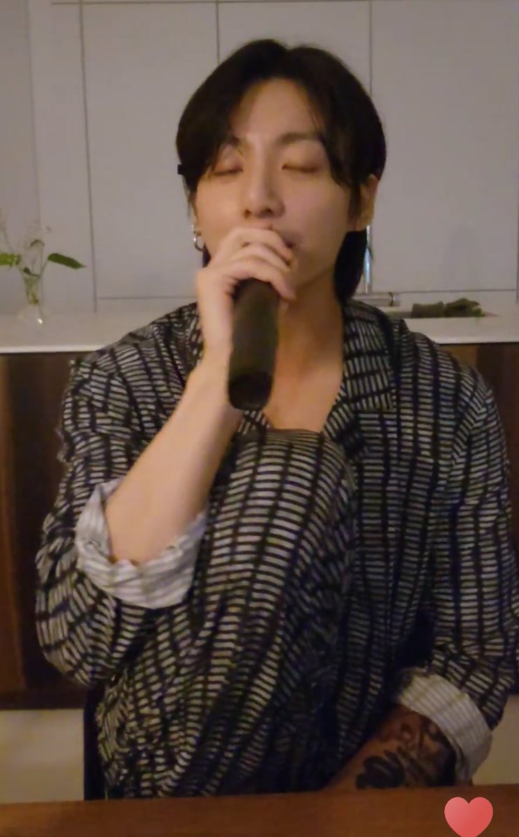 Sally62481's tweet photo. Tướng hát karaoke chuẩn rồi, gác cả chân lên ghế 🤘 
#JUNGKOOKDAY 
#JungKook https://t.co/LlLXhH8jfB