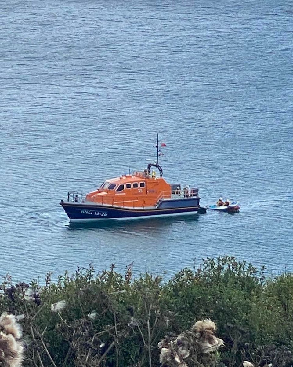 StDavidsRNLI's tweet photo. Three paddle boarders caught out by offshore winds had a means of #callingforhelp that enabled our #volunteer crew to rescue them yesterday. Full report on Facebook and Instagram. @RNLI #SavingLivesAtSea #RespecttheWater #Caerfai #StDavids https://t.co/G0Mdjztq7G