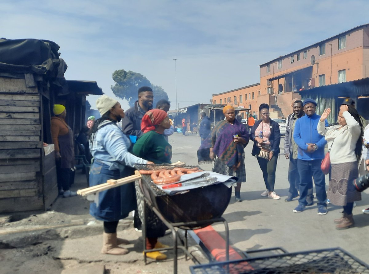 GuerreraCasas's tweet image. Another inspiring food learning journey, this time in Langa. Walking, talking, &amp;amp; connecting with people who make up the food system. Conditions are tough but there is no shortage of ideas, energy &amp;amp; incredible humans at the forefront #capetown #foodsystem