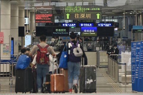 NewsCaixin's tweet photo. 【香港北上难题或将破解 粤港商讨“逆向隔离”方案】受限于陆路口岸名额有限、返回内地机票紧张，港人近期返回内地十分不易。由香港特区政府提出的“逆向隔离”得到广东省和深圳市政府支持，或将缓解名额不足问题，让更多在港人士可以先在香港的设施隔离7天后闭环进入内地https://t.co/TxtK8kgvE9 https://t.co/OADIVAzCy9