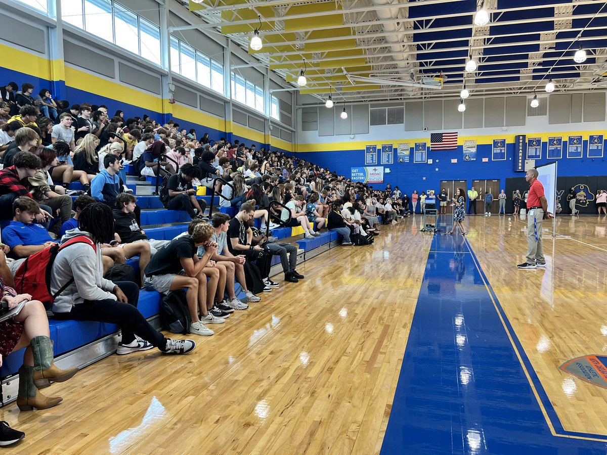 🎓💙💛Seniors met with Principal Little and administration this morning during Flex time.  
#Classof2023 #LaneySeniors