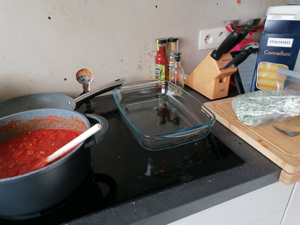 EmilyBataillie's tweet photo. Ovenschotel vullen en straks laten pruttelen. #wsdp https://t.co/h3Ci4HorHR