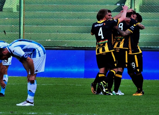 NicoFernandezBB's tweet photo. 📅⚽️ #UnDíaComoHoy 1/9/2017, histórico triunfo de @Olimpo_Oficial frente a #Racing por la @Copa_Argentina. El "Aurinegro" dio vuelta un partido increíble: se fue 0-2 al ET y lo ganó 4-2 (goles de #Tellechea, #Costa, #Troyansky y #Vila) ⚫️🟡
🎙️ EL RELATO: https://t.co/Huy6wC0tzc https://t.co/uzh2MZLM70