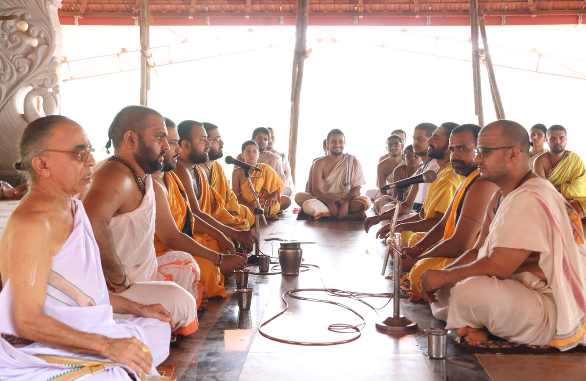 ShankaraPeetha's tweet photo. ಗುರುಕುಲ~ಚಾತುರ್ಮಾಸ್ಯ - ದಿನ 51

01-09-2022

(ದಿನವಿಶೇಷ:

*ಘನ ಪಾರಾಯಣ ಪ್ರಾರಂಭ)

#Gurukula_Chaturmasya
#ಗುರುಕುಲ_ಚಾತುರ್ಮಾಸ್ಯ https://t.co/k9m6Qfwp2A