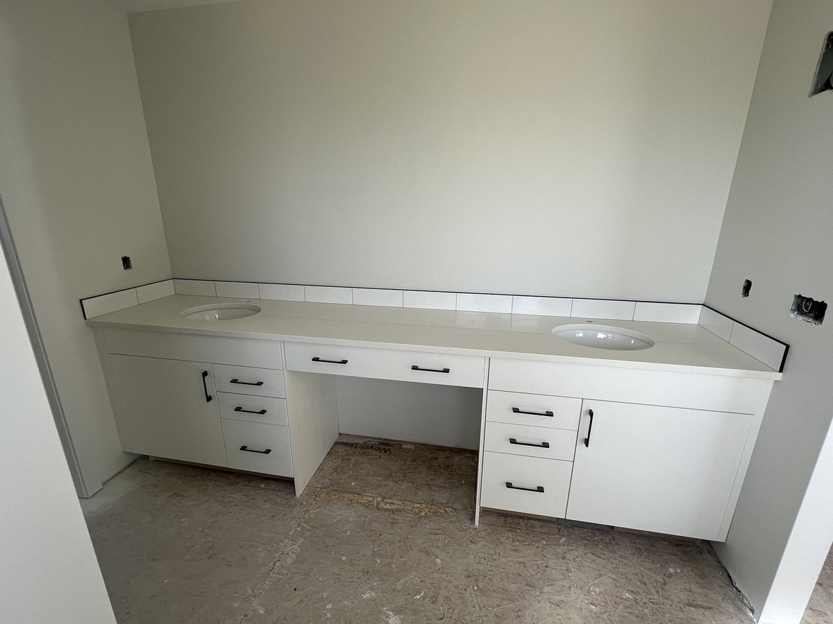 cgj_tile's tweet photo. Check out how HUGE this @laebonhomes ensuite is 🔥

#tile #tilesetter #reddeer #centralab https://t.co/xn5ckFvITQ