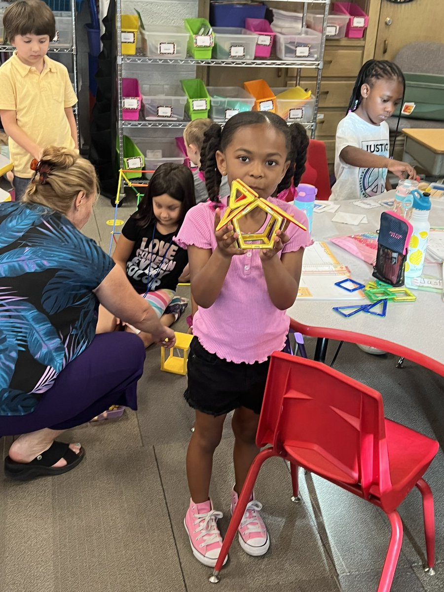 PattengillEl's tweet photo. Mrs. Girvan’s 1st grade class spent their morning being innovative by using their STEM bins. https://t.co/lO2vX1VbpG