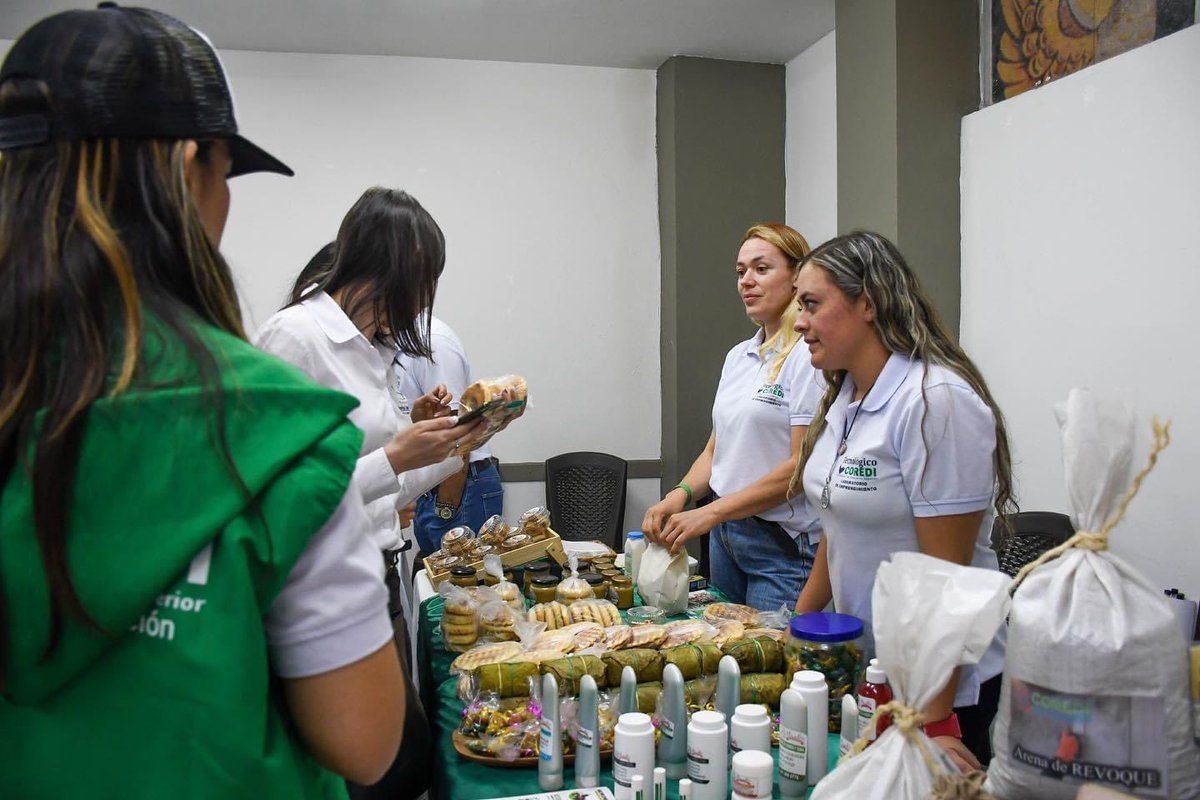 TecnoCoredi's tweet photo. En el Tecnológico Coredi contamos con un Laboratorio de Emprendimiento e Innovación para Impulsar a los pequeños productores campesinos en el crecimiento de su empresa. 🌾📊 https://t.co/c9gtEi2rga
