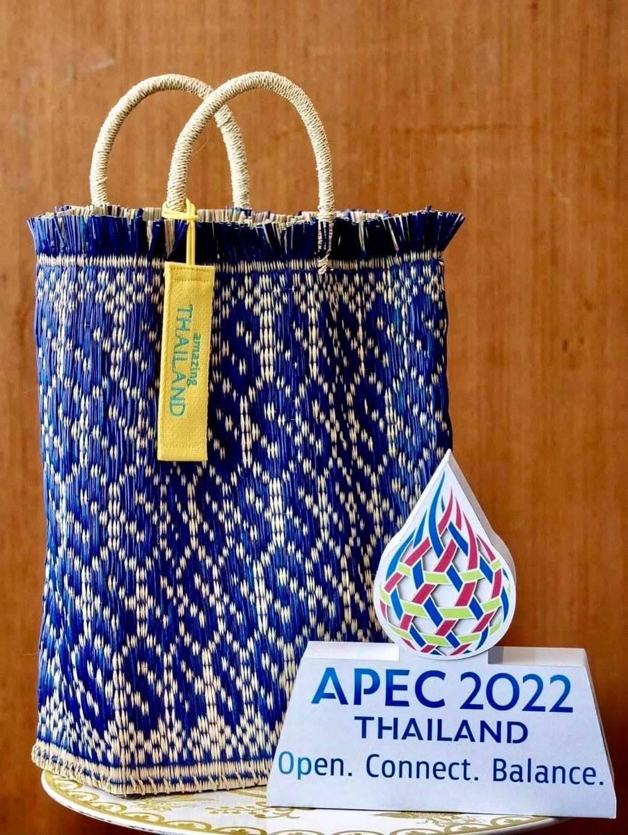 leau_ice's tweet photo. สวยจัง #APEC จากท้องนา สู่สากล
จากชุมชน สู่APEC
กระเป๋าเสื่อกก ต.เหล่าพัฒนา อ.นาหว้า จ.นครพนม ถูกเลือกนำสู่มือ รมต เศรษฐกิจ21ประเทศ 
ในการประชุม APEC 2022 https://t.co/lKDW7tVTIy