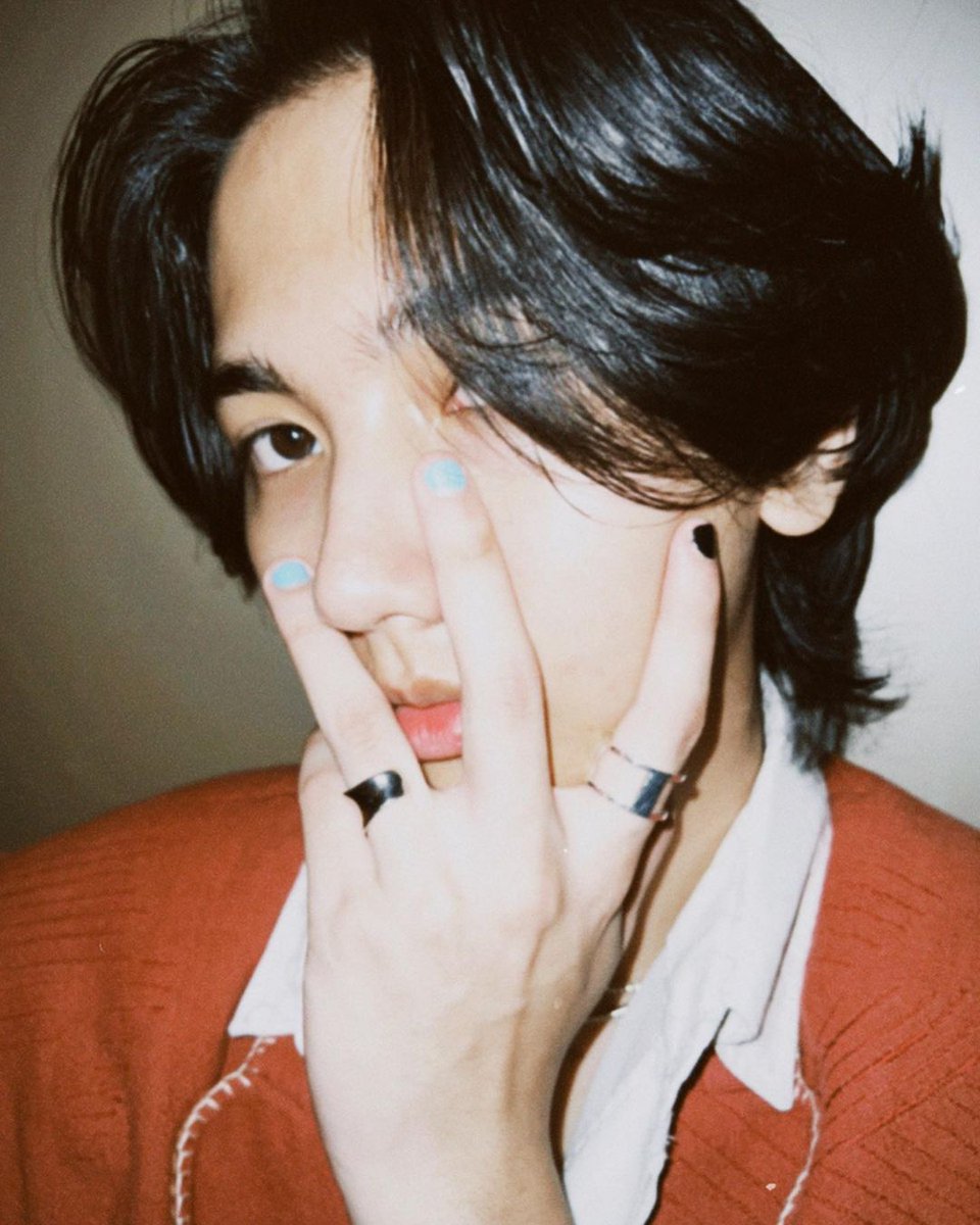 onyurmalk's tweet photo. @ariirham2 ri coba liat lu mirip banget sama cowok kpop gue https://t.co/ZOIrugI3oO