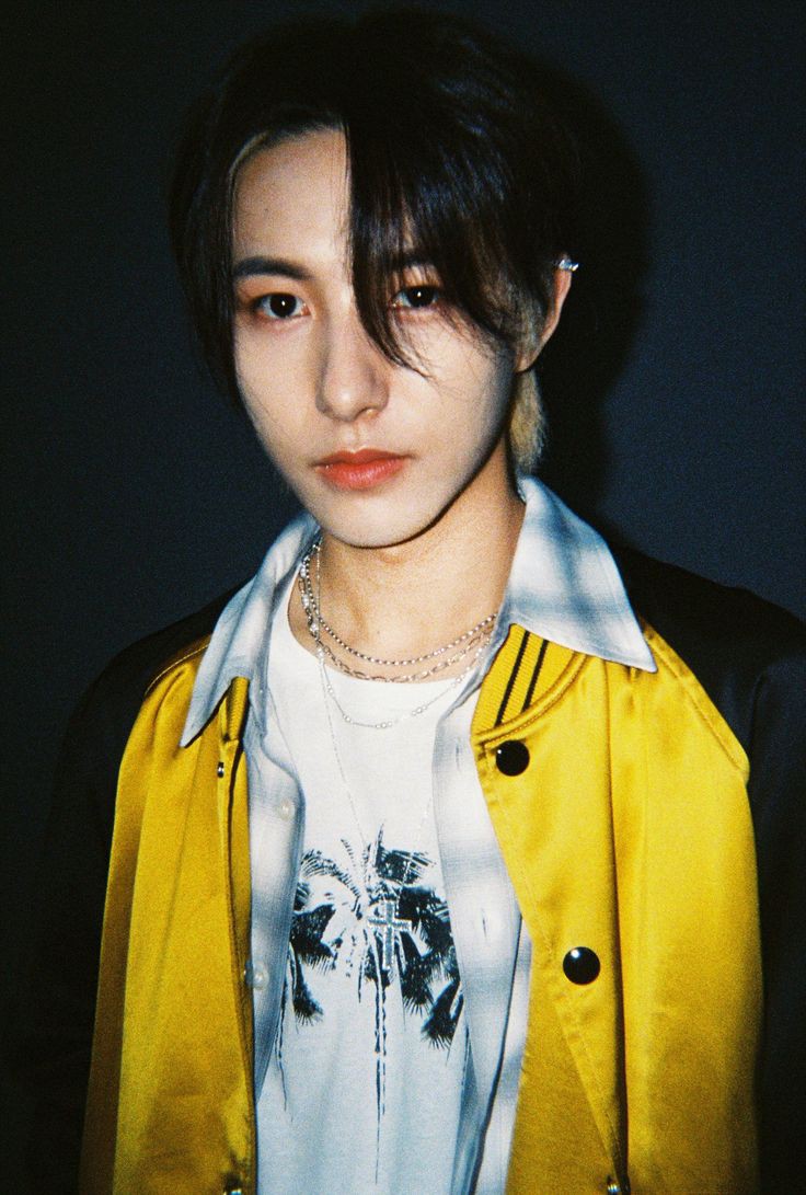 onyurmalk's tweet photo. @ariirham2 ri coba liat lu mirip banget sama cowok kpop gue https://t.co/ZOIrugI3oO