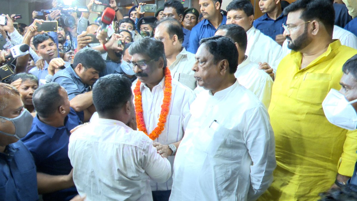 पुरानी पेंशन योजना को लागू करने के प्रस्‍ताव को कैबिनेट की बैठक में स्‍वीकृति दे दी गई। पुरानी पेंशन योजना लागू होने की सूचना पाते ही प्रोजेक्ट भवन परिसर में सरकारी कर्मी खुशी से झूम उठे। सरकारी कर्मियों ने मुख्यमंत्री श्री <a href="/HemantSorenJMM/">Hemant Soren</a> के प्रति आभार व्यक्त किया।