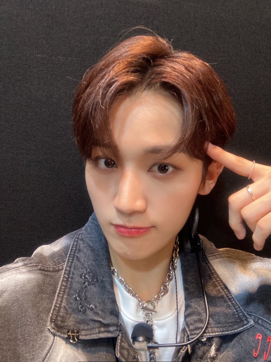 baehyunjunINA's tweet photo. [♡] wv update indo trans

Hyun (Jun) No (Rae) Chu (Cheon)!!!!

⭐Beenzino - Always Awake⭐

Aku mendengarkan lagu ini kapanpun saat aku ingin bersemangat! Lihatlah selfie milikku ini dan ayo bersemangat sembari mendengarkan musik!!!!!!!

#배현준 #BaeHyunjun #ATBO https://t.co/6p78Pmw6qf