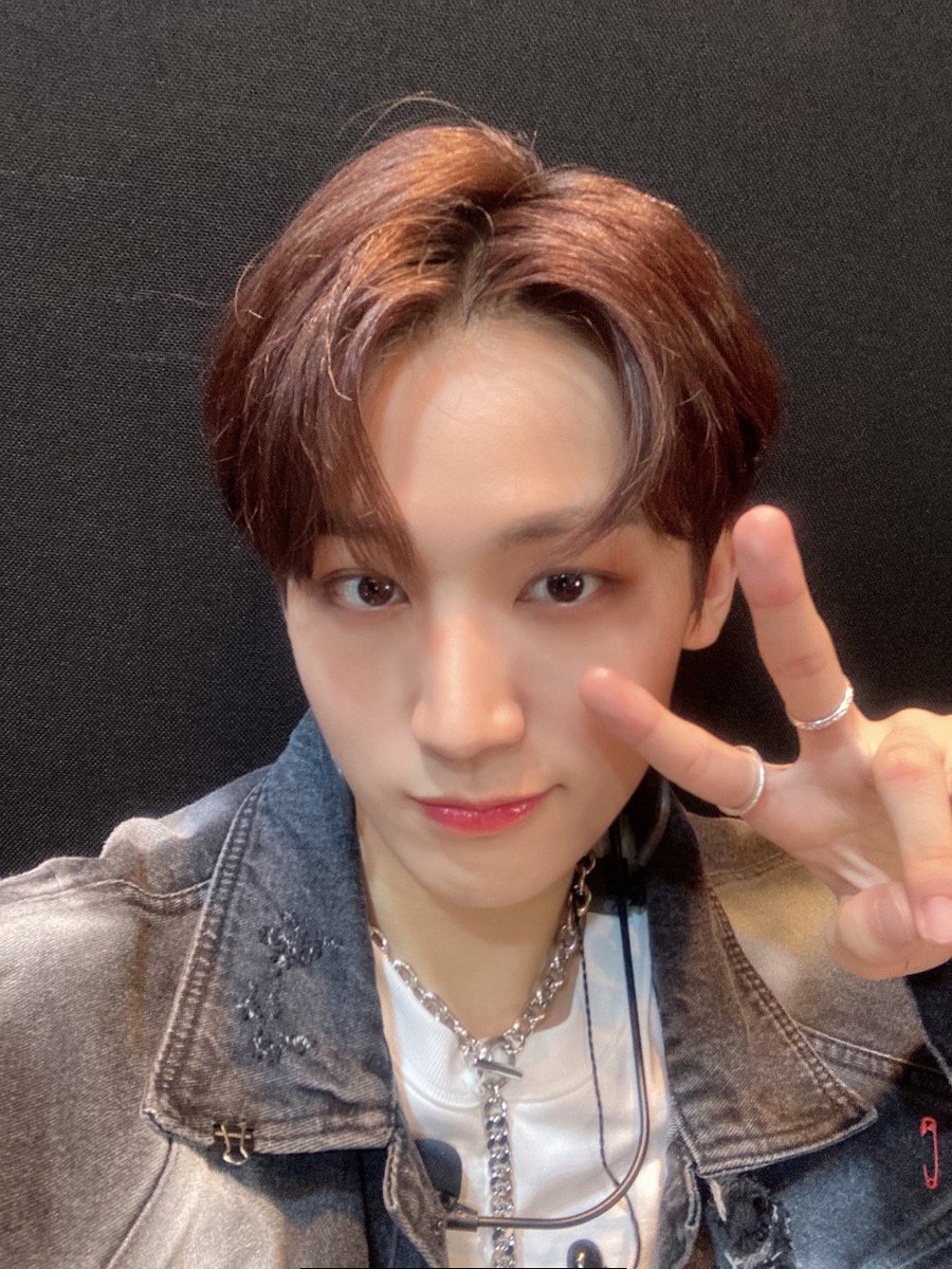 baehyunjunINA's tweet photo. [♡] wv update indo trans

Hyun (Jun) No (Rae) Chu (Cheon)!!!!

⭐Beenzino - Always Awake⭐

Aku mendengarkan lagu ini kapanpun saat aku ingin bersemangat! Lihatlah selfie milikku ini dan ayo bersemangat sembari mendengarkan musik!!!!!!!

#배현준 #BaeHyunjun #ATBO https://t.co/6p78Pmw6qf