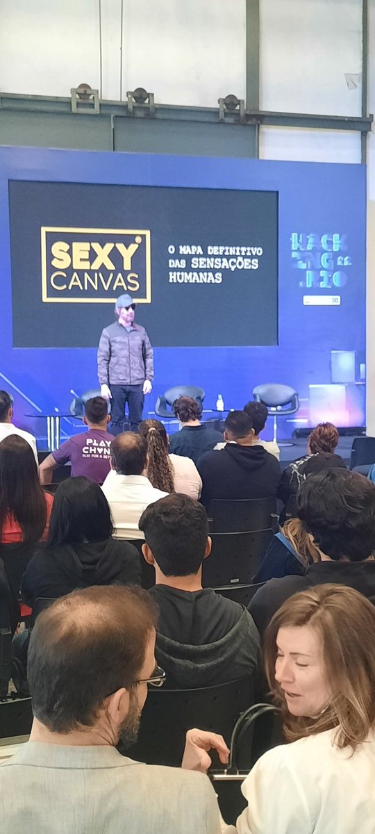 hacking_rio's tweet photo. Agora no palco HR-EXPERIENCE uma super palestra com o CEO Sexy Canvas Academy  @AndreDiamand #hackingrio #hackatown #piermaua https://t.co/DocqluyA5J