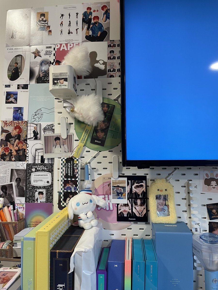 TreasureUnionUK's tweet photo. I finally finished my Treasure themed desk 🫶 here are some photos! I hope you like it teumes 
#treasure #트레저 @treasuremembers https://t.co/N1NMSFitCL
