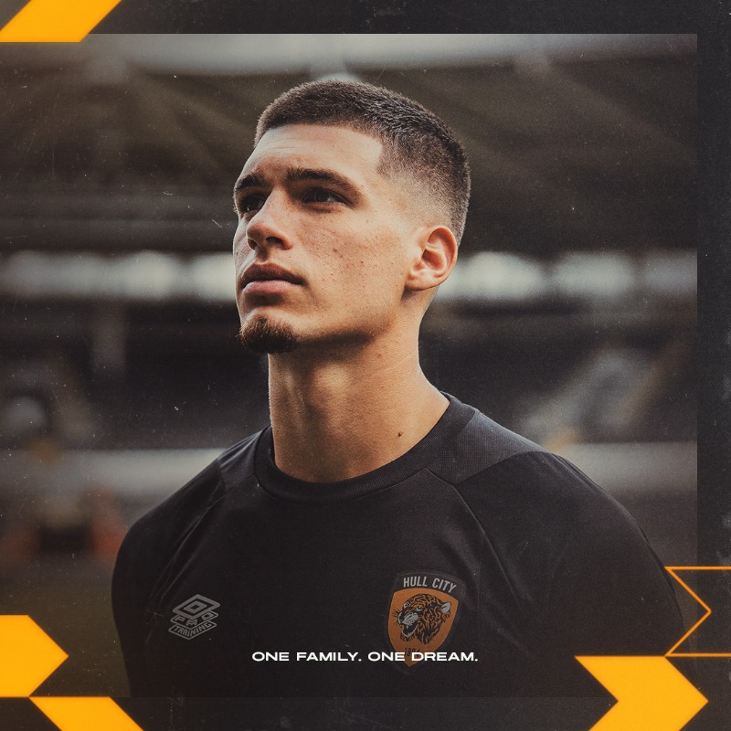 HullCity's tweet photo. ✍️ We are delighted to announce the signing of Xavier Simons on a season-long loan from Chelsea!

Welcome to Hull City, Xavier! 🧡

@GiacomCM

#hcafc