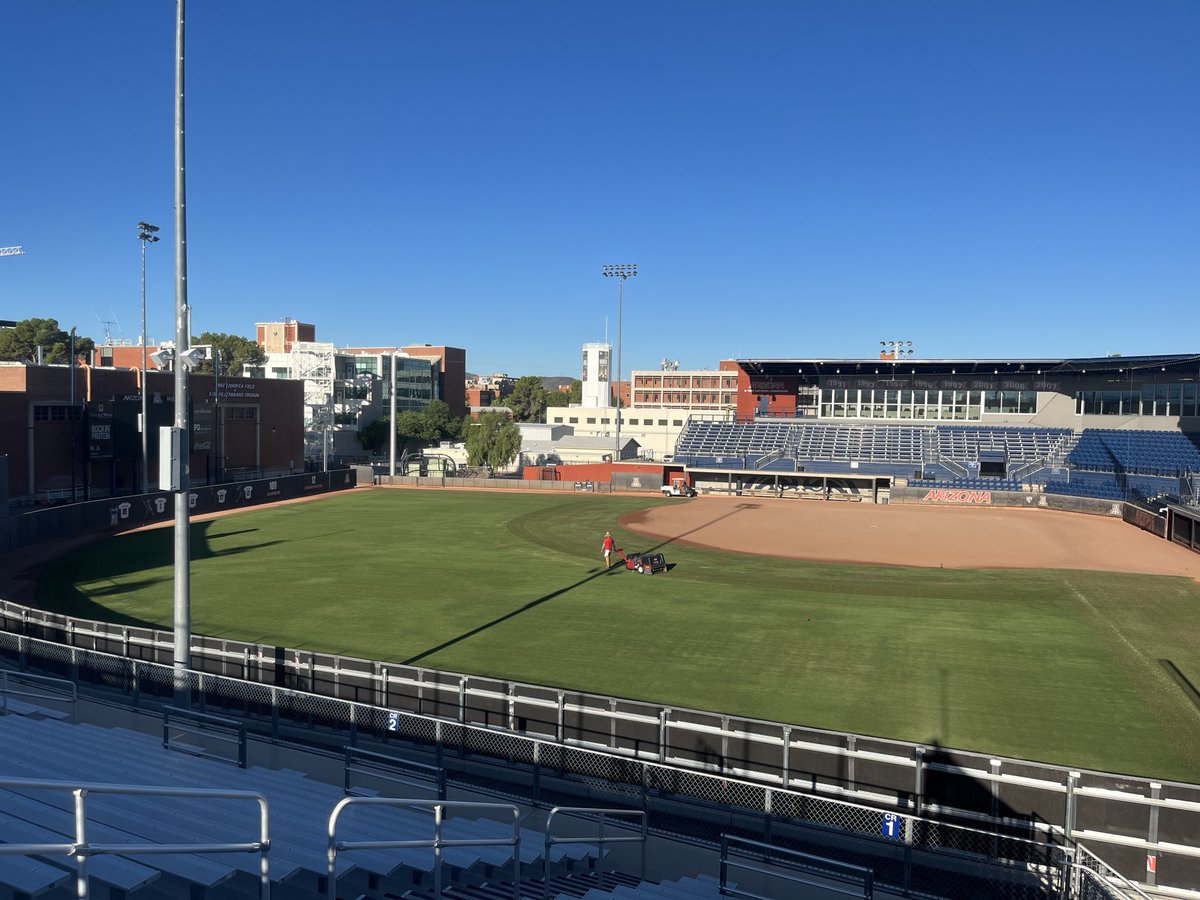 ZonaGrassGuy's tweet photo. Beautiful day to break up some soil. Last chance before ⁦@ArizonaSoftball⁩ begins their fall camp. ⁦@zach_redding⁩ has ⁦@CoachCandreaUA⁩ field ready to go. #Turfgrass #Pac12 #TheGrindDontStop https://t.co/Df9IdaK3Cg