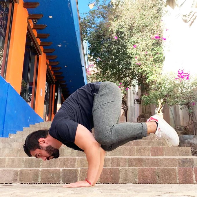 #TBT urban yoga 🦁 https://t.co/yXIlxvJzny<a href="/tag/tbt"class="tags">#TBT</a>