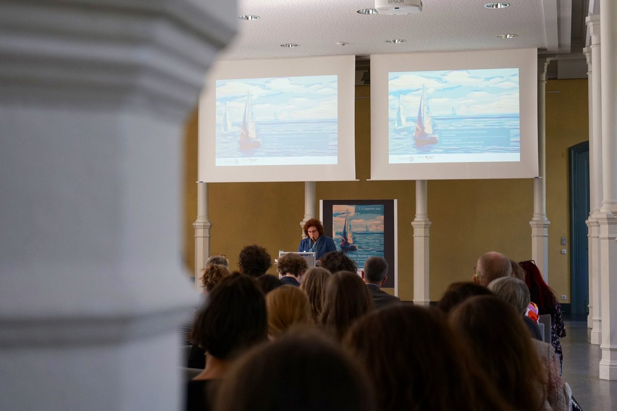 equality_unihgw's tweet photo. Eröffnet!
Gemeinsam mit 80 Gleichstellungsakteur*innen aus ganz Ostdeutschland haben wir heute Nachmittag unsere 5-Länder-Konferenz eröffnet.
Die Keynote „Ist Diversity die neue Gleichstellung?“ zum Auftakt wurde gehalten von Prof. Dr. Ulrike Lembke, HU Berlin.
#5LänderKonferenz https://t.co/rYvoLg1fHr