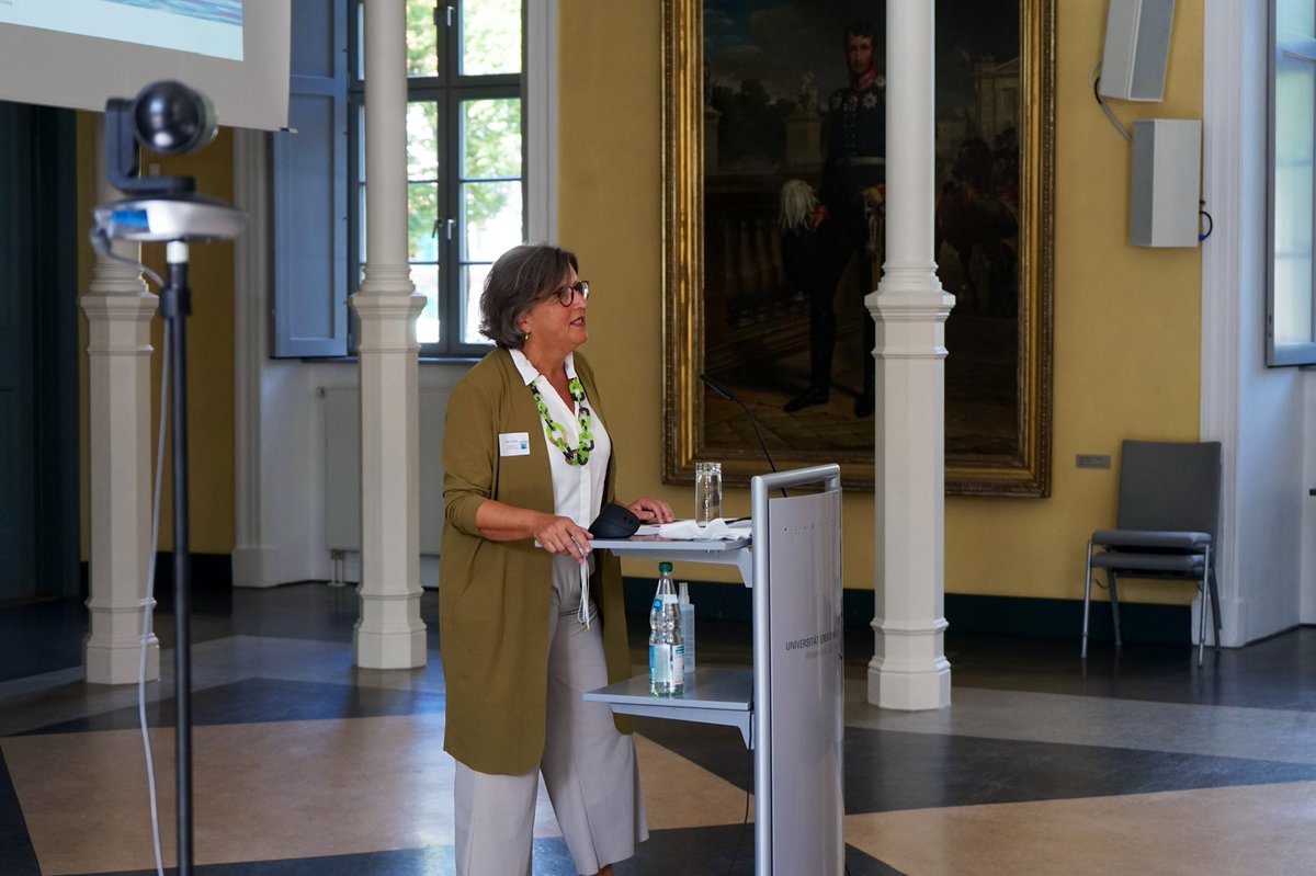 equality_unihgw's tweet photo. Eröffnet!
Gemeinsam mit 80 Gleichstellungsakteur*innen aus ganz Ostdeutschland haben wir heute Nachmittag unsere 5-Länder-Konferenz eröffnet.
Die Keynote „Ist Diversity die neue Gleichstellung?“ zum Auftakt wurde gehalten von Prof. Dr. Ulrike Lembke, HU Berlin.
#5LänderKonferenz https://t.co/rYvoLg1fHr