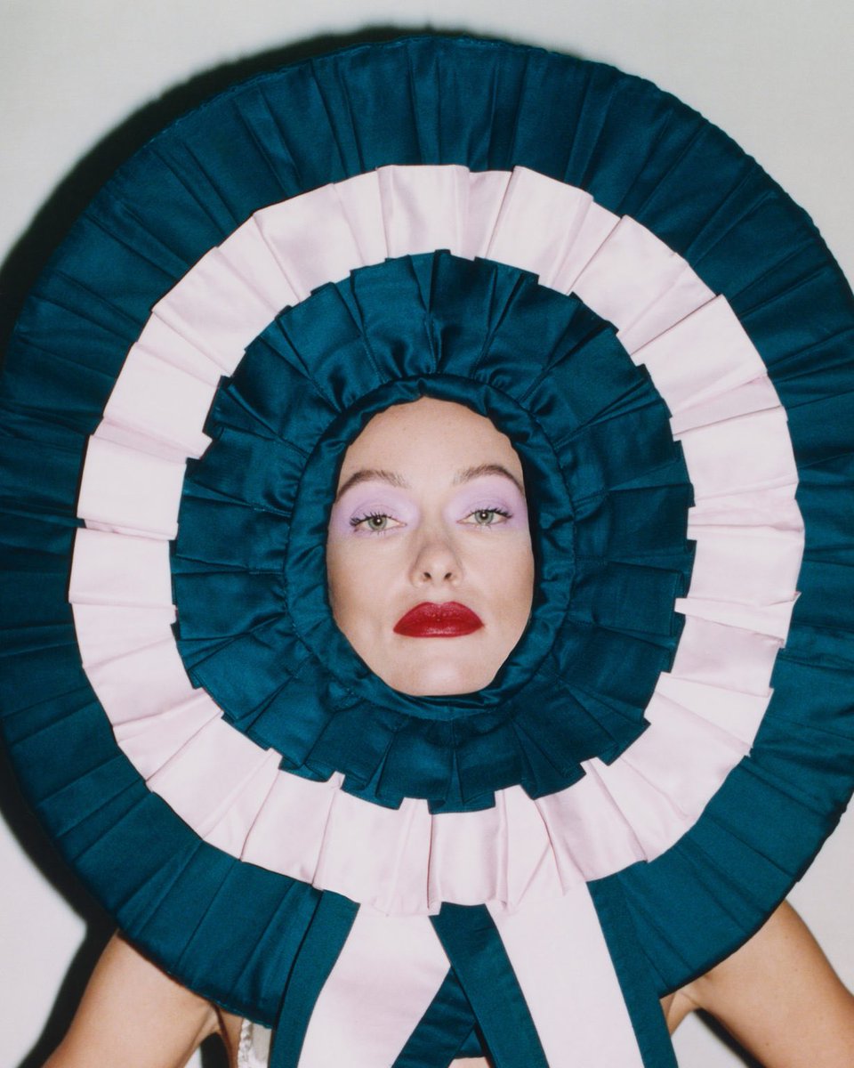 sun28flowers's tweet photo. ⚠️TW/ Olivia Wilde photos
.
.
.
.
.
.
I’m laughing so hard😂😂😂 what the fuck???? https://t.co/fBVftLdkME
