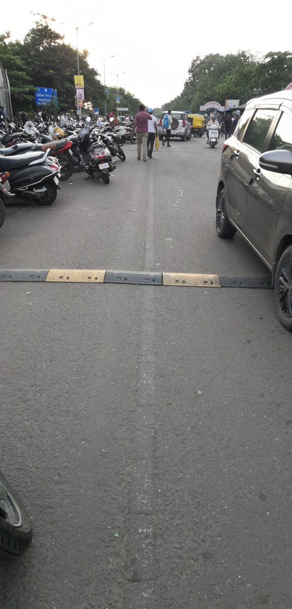 Rocky2161's tweet photo. @CIDCO_Ltd @DrSanMukherji @navimumbaicv @SmartPanvel @Raina_Assainar @s_amit007 @fpjindia @PritamJMhatre @ManishKoparkar @mumbaimatterz @RoadsOfMumbai @RiddhiMhatrezee @rajtoday @drmbct @drmmumbaicr @RPFCRBB @MumRail @CIDCO_Ltd  @drmbct  Authorities kindly make parking arrangements near Khandeshwar sttn
Because of roadside parking @NMMTonline buses not able to move.

Many are using bus as it is affordable compared to shareautos.. https://t.co/2ZW0q0e6Vg