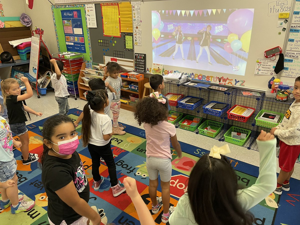 Queenpce's tweet photo. Taking a brain break. @plumcreekelem #PCEFIESTA @nicolecraig84 https://t.co/qjApqdPIZn