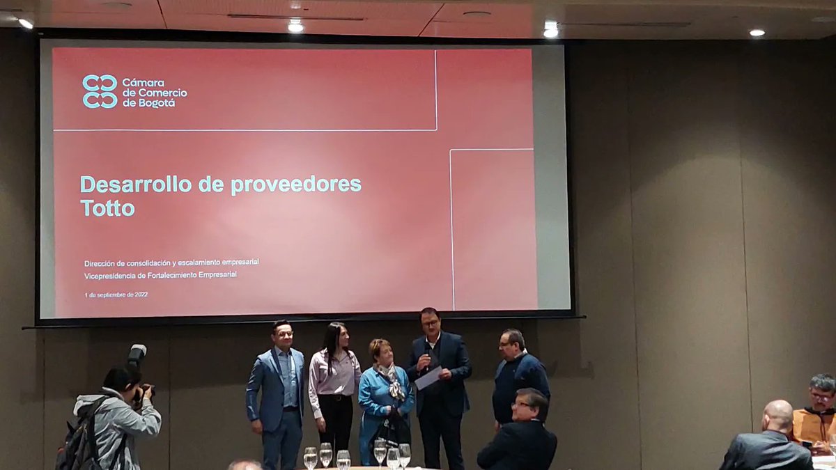 jdcardona's tweet photo. Con orgullo  reconocemos hoy a un grupo de 20 empresas que culminan con resultados extraordinarios la primera etapa del programa de desarrollo de proveedores de @tottobrand y  @camaracomerbog. Seguimos impulsando a los empresarios que construyen pais. https://t.co/ZTJO8L3AD0
