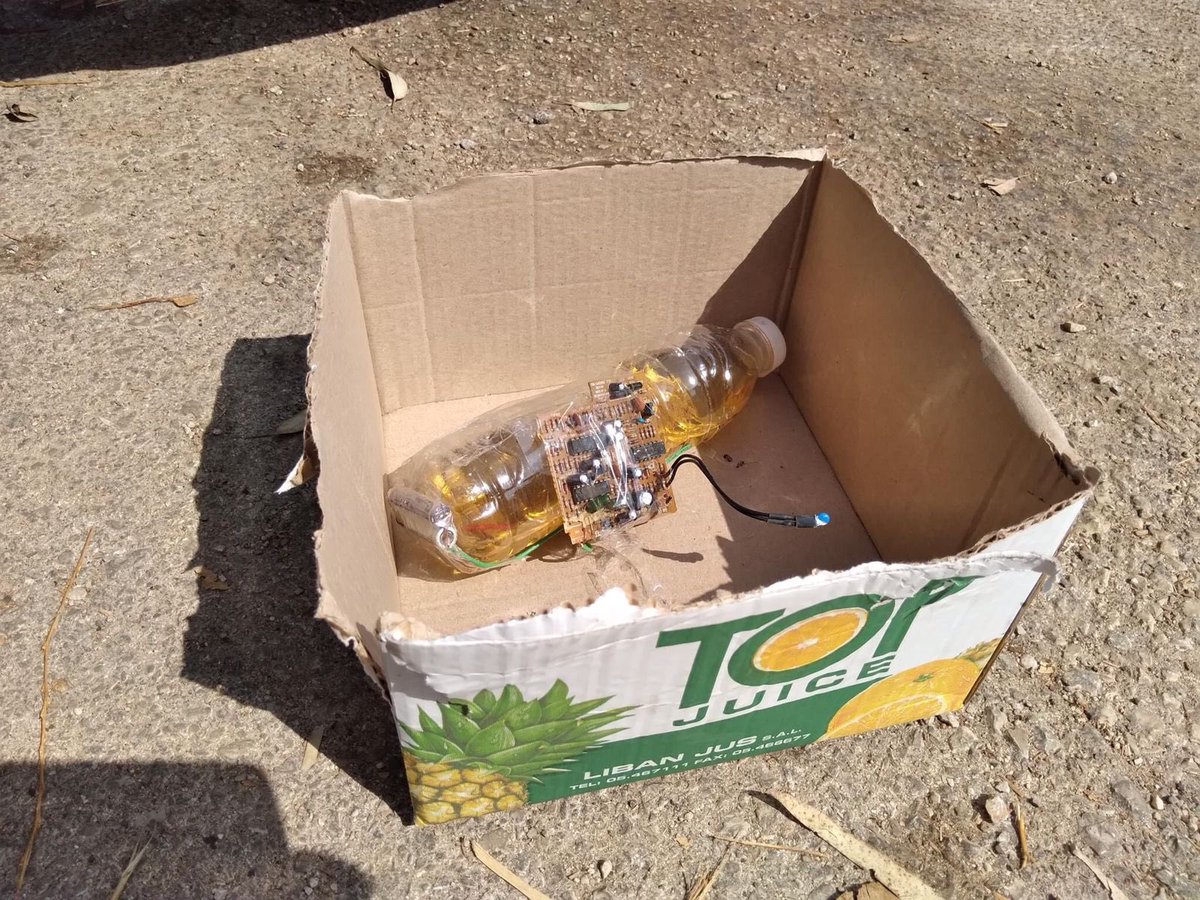 ترهيب وتهديد جديد للمصور الزميل حسن شعبان.. عبوة بنزين موصولة بشرائط وضعت في كرتونة صغيرة بالقرب من سيارته. اساليب ترهيب مقززة لكتم صوت الصحفيين.. اين الدولة؟.. الدولة غائبة.. (هذا التهديد هو الثالث الذي يتعرض له حسن).. 
كل التضامن مع حسن.