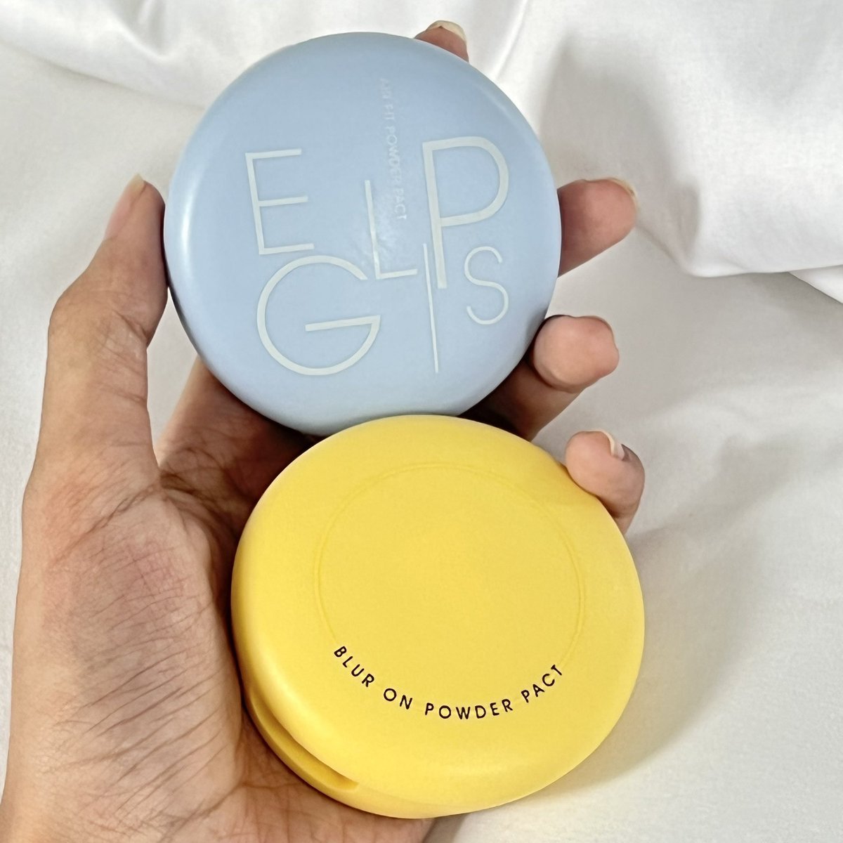 itfeelstory's tweet photo. แป้งอัดแข็ง eglips ดีมากก😭✨ ไม่ผสมรองพื้นเลยแต่เบลอรูขุมขนสุดยอด หน้าเนียนแบบงง ตลับฟ้าเอาไว้เซ็ตคุมมัน ตลับเหลืองเอาไว้ลงให้หน้ากริบ เติมระหว่างวันคือเริ่ดมากก ชอบมาก ไม่อุดตันเลย สบายผิวสุดๆ ถูกและดีของจริงง https://t.co/lpMh24d86e