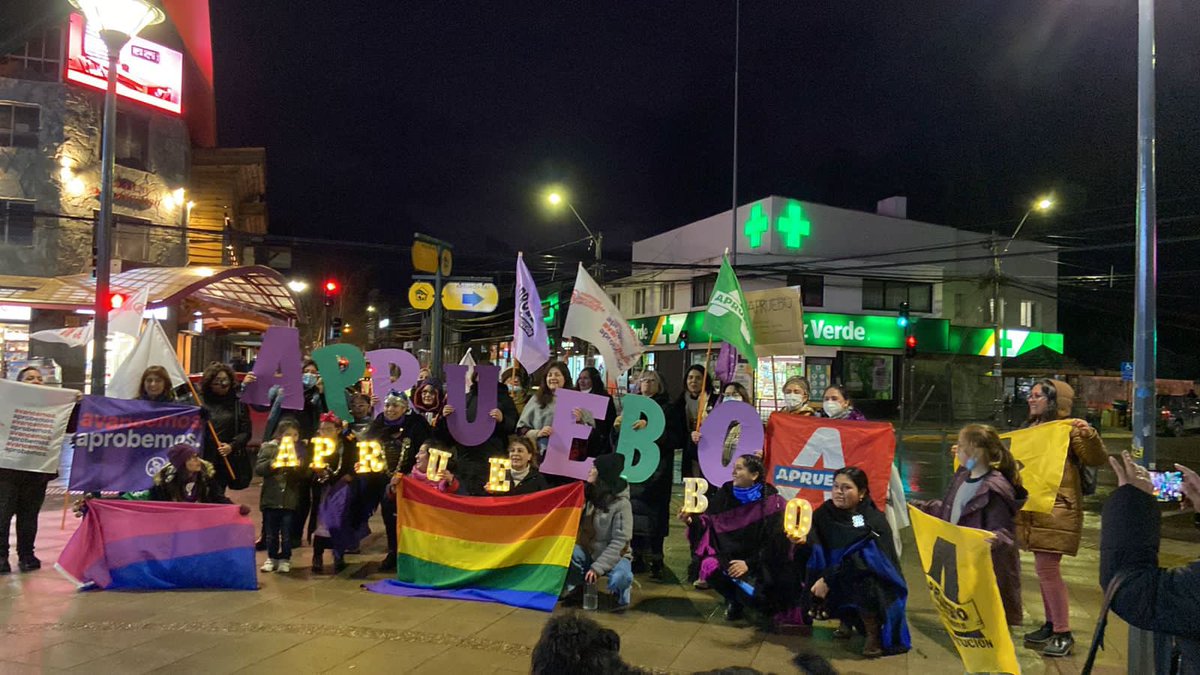AprueboxAysen's tweet photo. 🟣📸 Compartimos imágenes de lo que fue el banderazo feminismo y disidencias por el #Apruebo en #Coyhaique 🫶🏼 https://t.co/jXMng7ZrhQ
