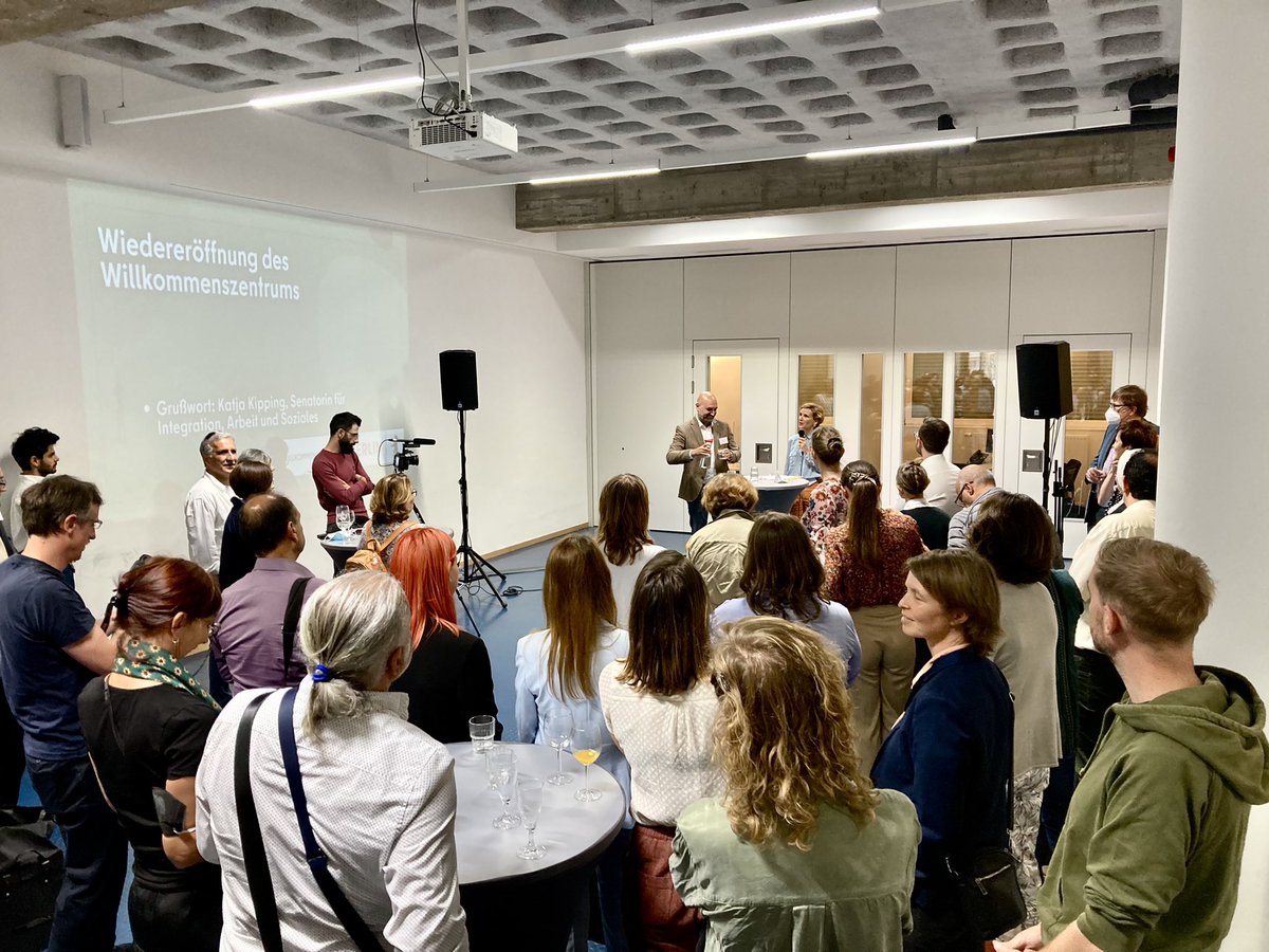 IntMigBerlin's tweet photo. Menschen haben ein Recht auf gute #Verwaltung! Unser #Willkommenszentrum feiert gemeinsam mit Kooperationspartner*innen, zahlreichen Gästen, unseren Berater*innen sowie Senatorin @katjakipping der @SenIAS_Berlin endlich die Wiedereröffnung in unseren neuen Räumen! https://t.co/0XFb638NzO