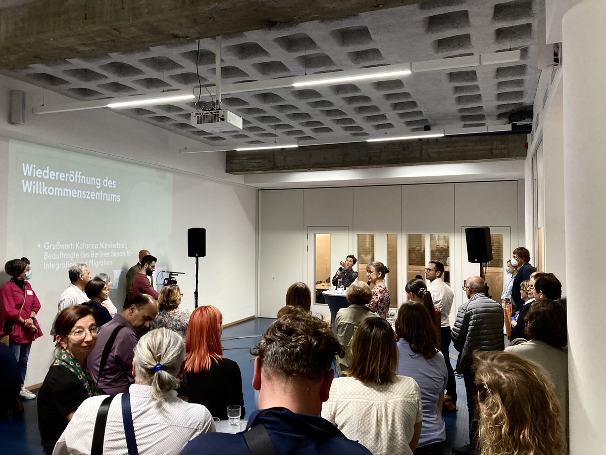 IntMigBerlin's tweet photo. Menschen haben ein Recht auf gute #Verwaltung! Unser #Willkommenszentrum feiert gemeinsam mit Kooperationspartner*innen, zahlreichen Gästen, unseren Berater*innen sowie Senatorin @katjakipping der @SenIAS_Berlin endlich die Wiedereröffnung in unseren neuen Räumen! https://t.co/0XFb638NzO
