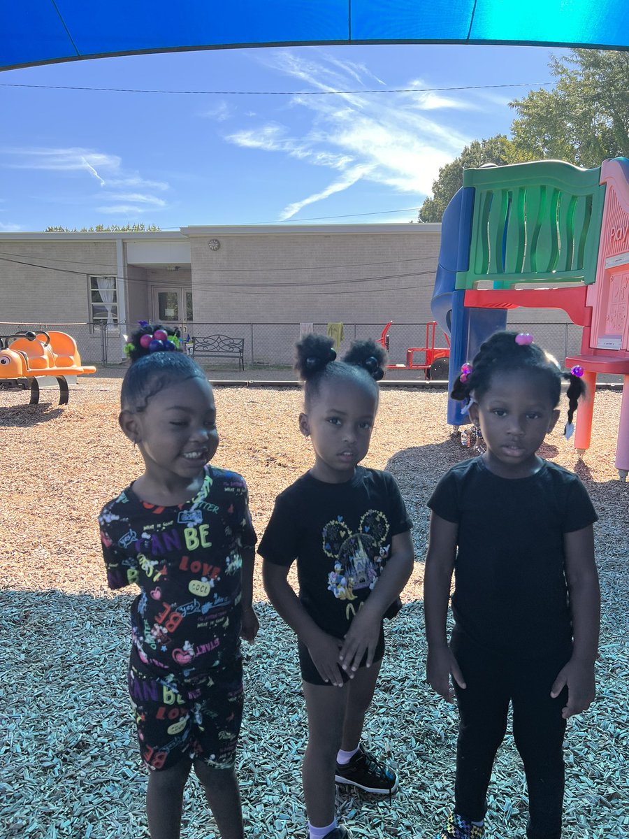 AmandaWaggoner3's tweet photo. Wearing black with our friends! @EaglesSouthwest @MsBryant19 https://t.co/ZSeIMZkSXx