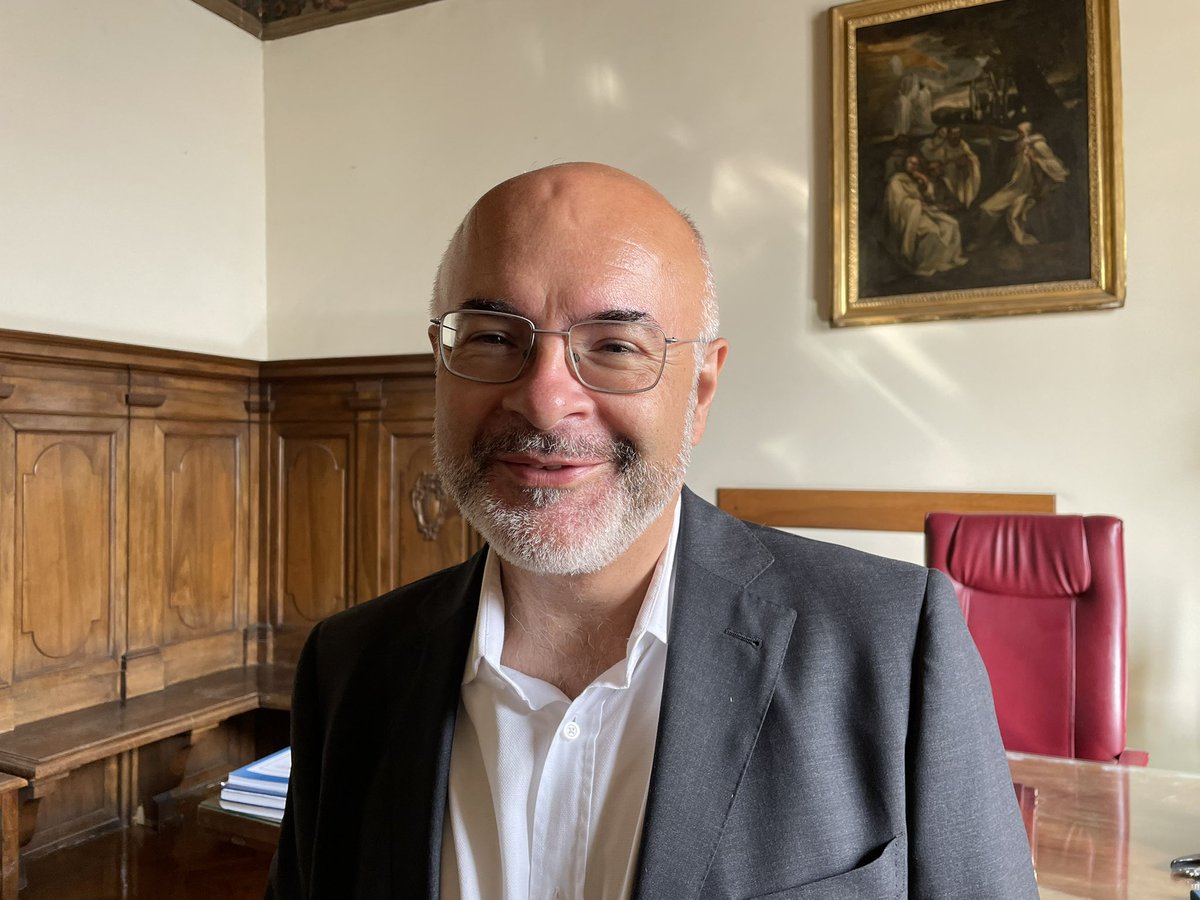 ASLRoma1's tweet photo. Diamo il benvenuto al nostro nuovo Direttore Sanitario, il Dott. Gennaro D’Agostino. Da oggi l’equipaggio della #ASLRoma1 si arricchisce delle sue competenze plurispecialistiche e dell’esperienza maturata negli ultimi anni nella #ASLRieti. Lo accogliamo con grande entusiasmo 💪🏻 https://t.co/TxDpim93gD