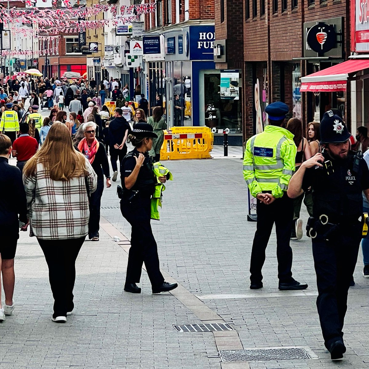 KentPoliceMaid's tweet photo. Kent Police Maidstone, along with partners from MBC, have spent a period of time in Maidstone Town Centre today, ensuring the public feel safe and assured. #SaferMaidstone #TownCentreTaskForce
#MaidstoneTaskForce #MaidstoneBoroughCouncil #PartnershipWorkingsIsWorking https://t.co/hz05FfoVvg