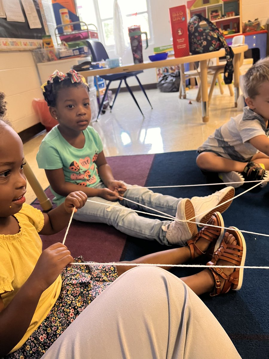 AmandaWaggoner3's tweet photo. Working together to make a web! @EaglesSouthwest @MsBryant19 https://t.co/bqA52oXyut