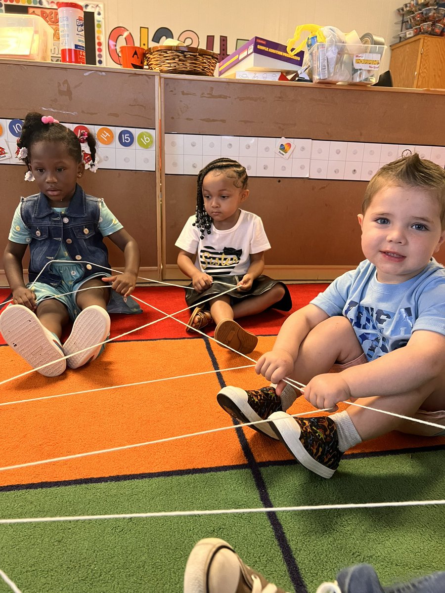 AmandaWaggoner3's tweet photo. Working together to make a web! @EaglesSouthwest @MsBryant19 https://t.co/bqA52oXyut