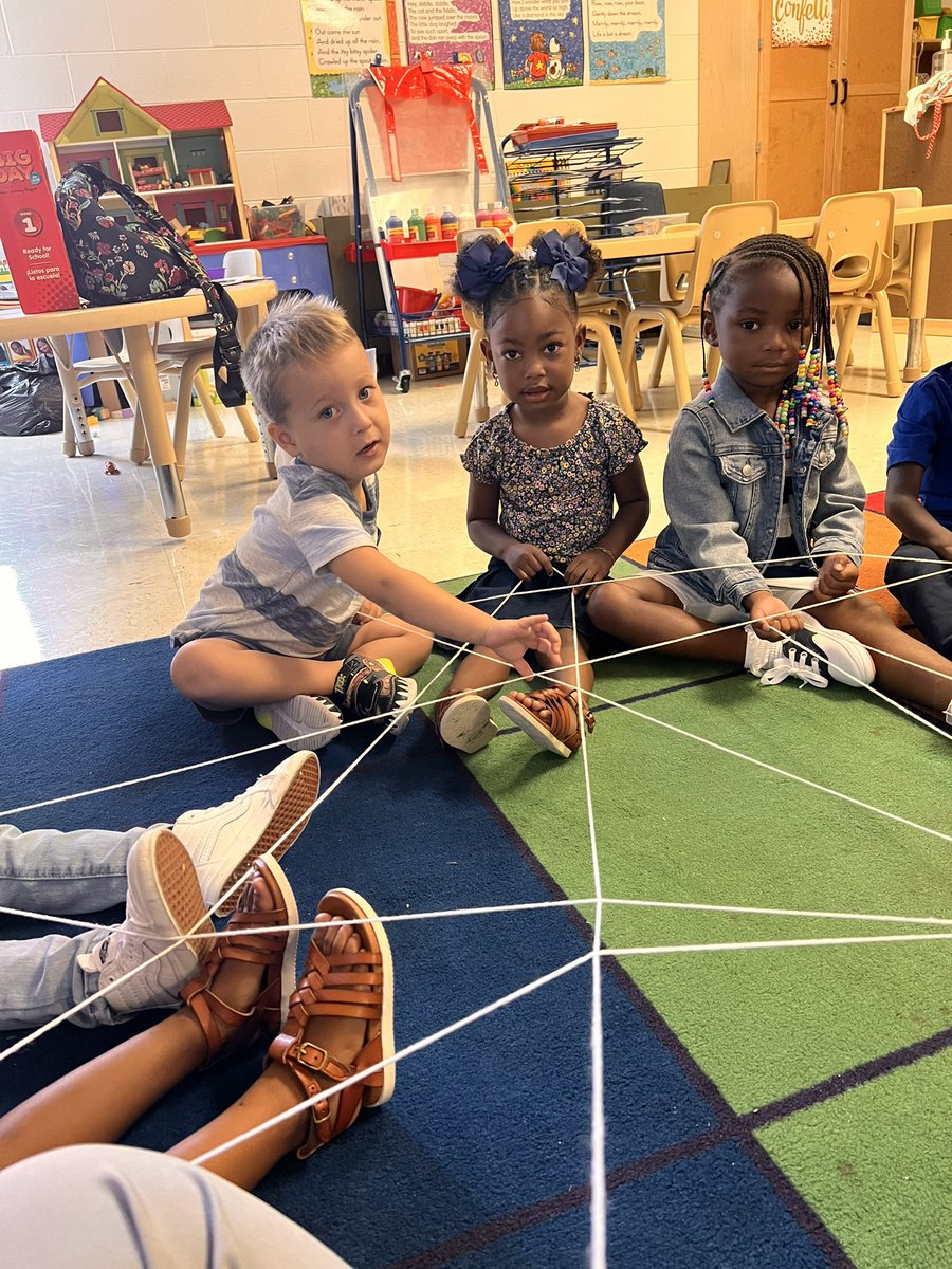 AmandaWaggoner3's tweet photo. Working together to make a web! @EaglesSouthwest @MsBryant19 https://t.co/bqA52oXyut